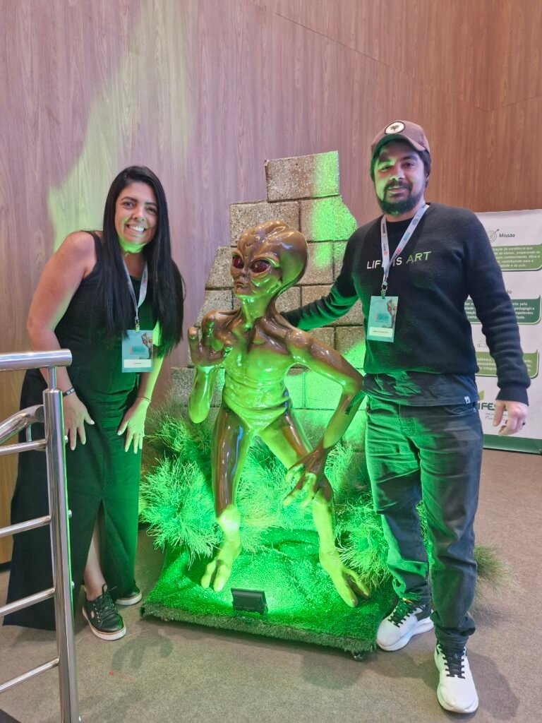 Estive no Primeiro Congresso Internacional de Ufologia em Varginha. O congresso marcou os 30 anos do episódio registrado em janeiro de 1996, que projetou Varginha internacionalmente. No final do ano passado, em dezembro, estive no lançamento do documentário “Momento do Contato”, O filme sobre o incidente em Varginha, foi dirigido pelo cineasta norte-americano James Fox e teve a produção do brasileiro Marco Aurélio Leal, também membro dessa revista.