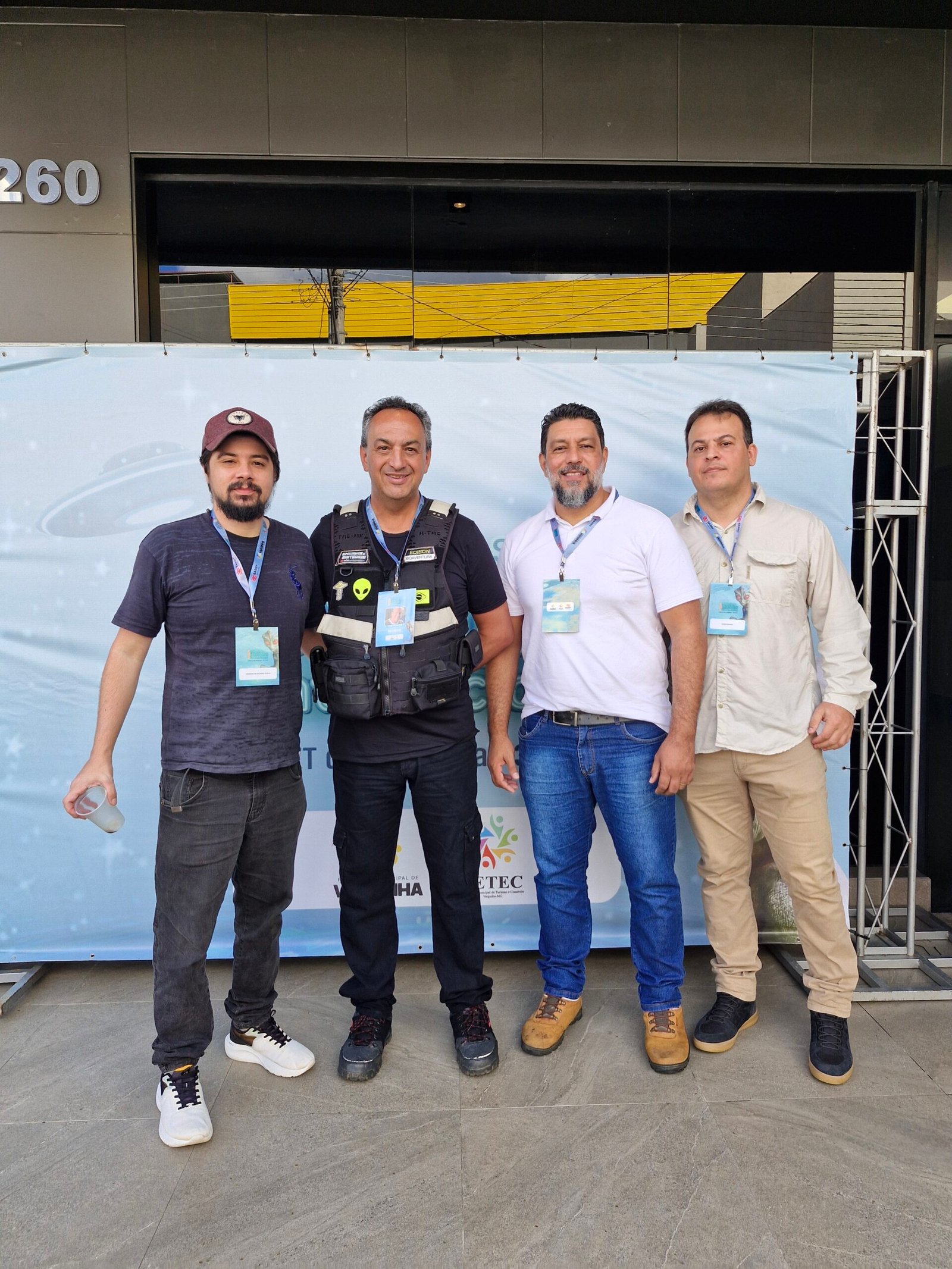 Estive no Primeiro Congresso Internacional de Ufologia em Varginha. O congresso marcou os 30 anos do episódio registrado em janeiro de 1996, que projetou Varginha internacionalmente. No final do ano passado, em dezembro, estive no lançamento do documentário “Momento do Contato”, O filme sobre o incidente em Varginha, foi dirigido pelo cineasta norte-americano James Fox e teve a produção do brasileiro Marco Aurélio Leal, também membro dessa revista.
