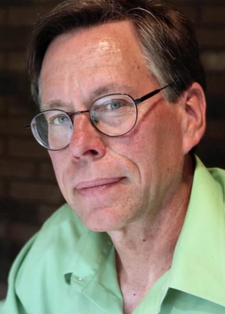 Bob Lazar é a figura central que colocou a misteriosa base militar da Área 51 no mapa da cultura pop mundial. Em 1989, ele veio a público em uma entrevista histórica com o jornalista George Knapp afirmando ter sido contratado pelo governo dos Estados Unidos para fazer engenharia reversa em naves alienígenas