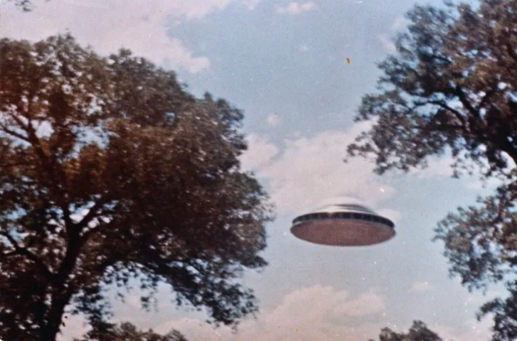 Ross Coulthart alega em seu podcast Reality Check que a Casa Branca aprovou um acordo sobre OVNIs em 1954, trocando direitos de abdução por tecnologia alienígena em reuniões secretas durante a era Eisenhower. (Catálogo dos Arquivos Nacionais - Site Oficial)