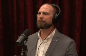 David Grusch disse a Joe Rogan que alienígenas usam uma base subaquática que abrange vários quarteirões da cidade, mas a afirmação permanece sem comprovação.
